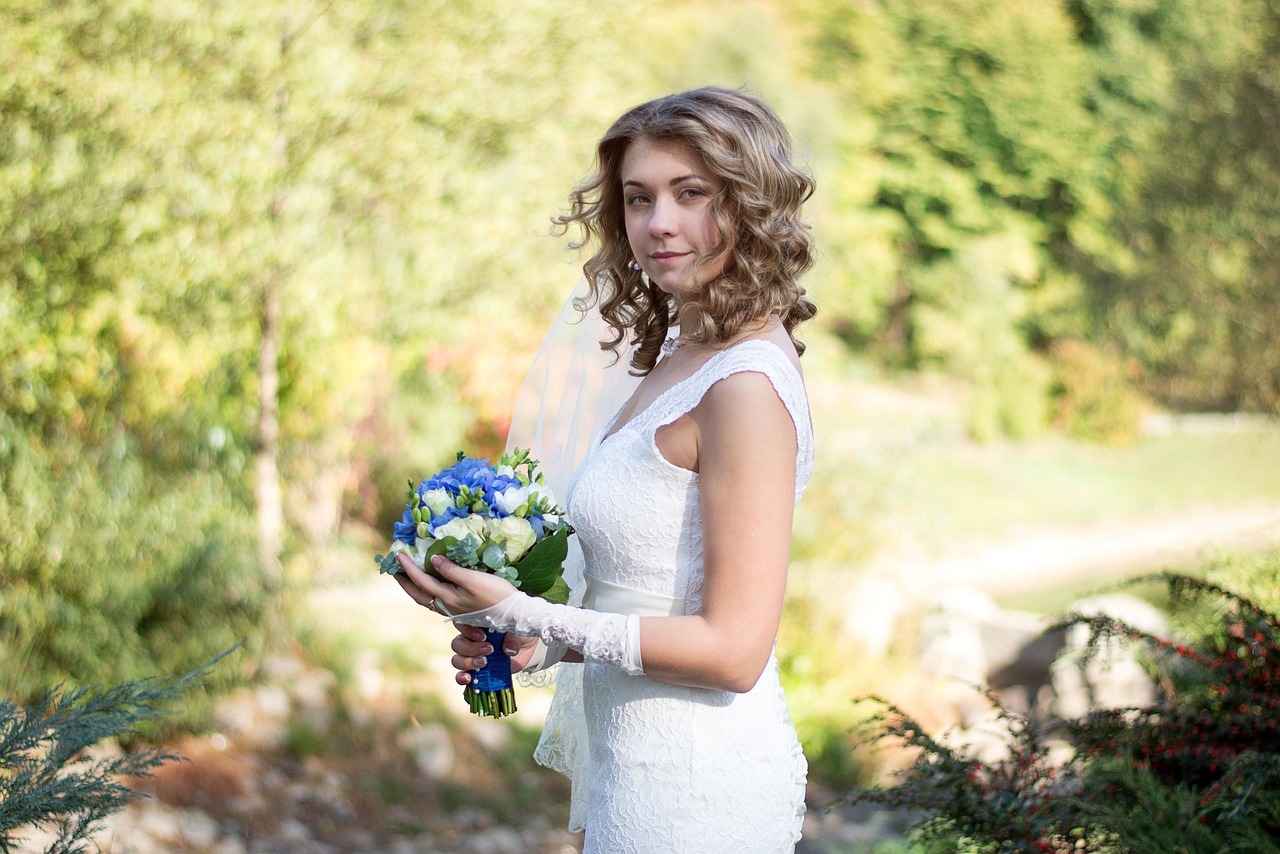 What Makeup Complements a Slip Dress?